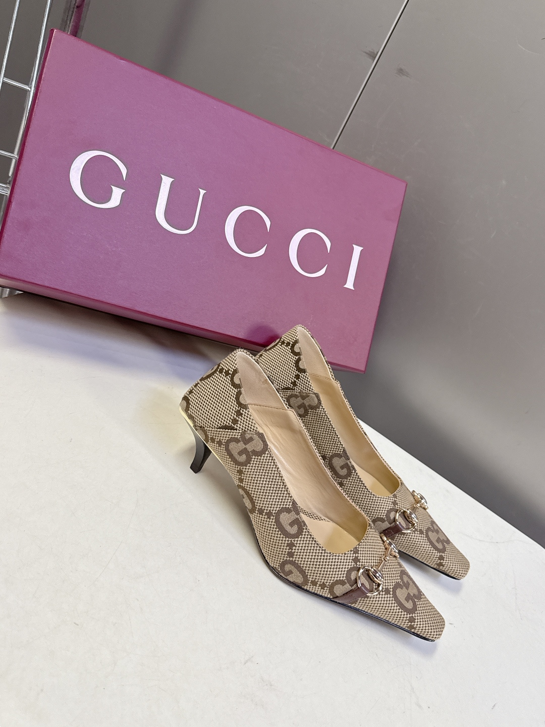 Gucci古驰2026春夏最新款马衔扣尖头小猫跟高跟鞋超多明星网红种草 鞋头装饰品牌经典的马衔扣，是古驰