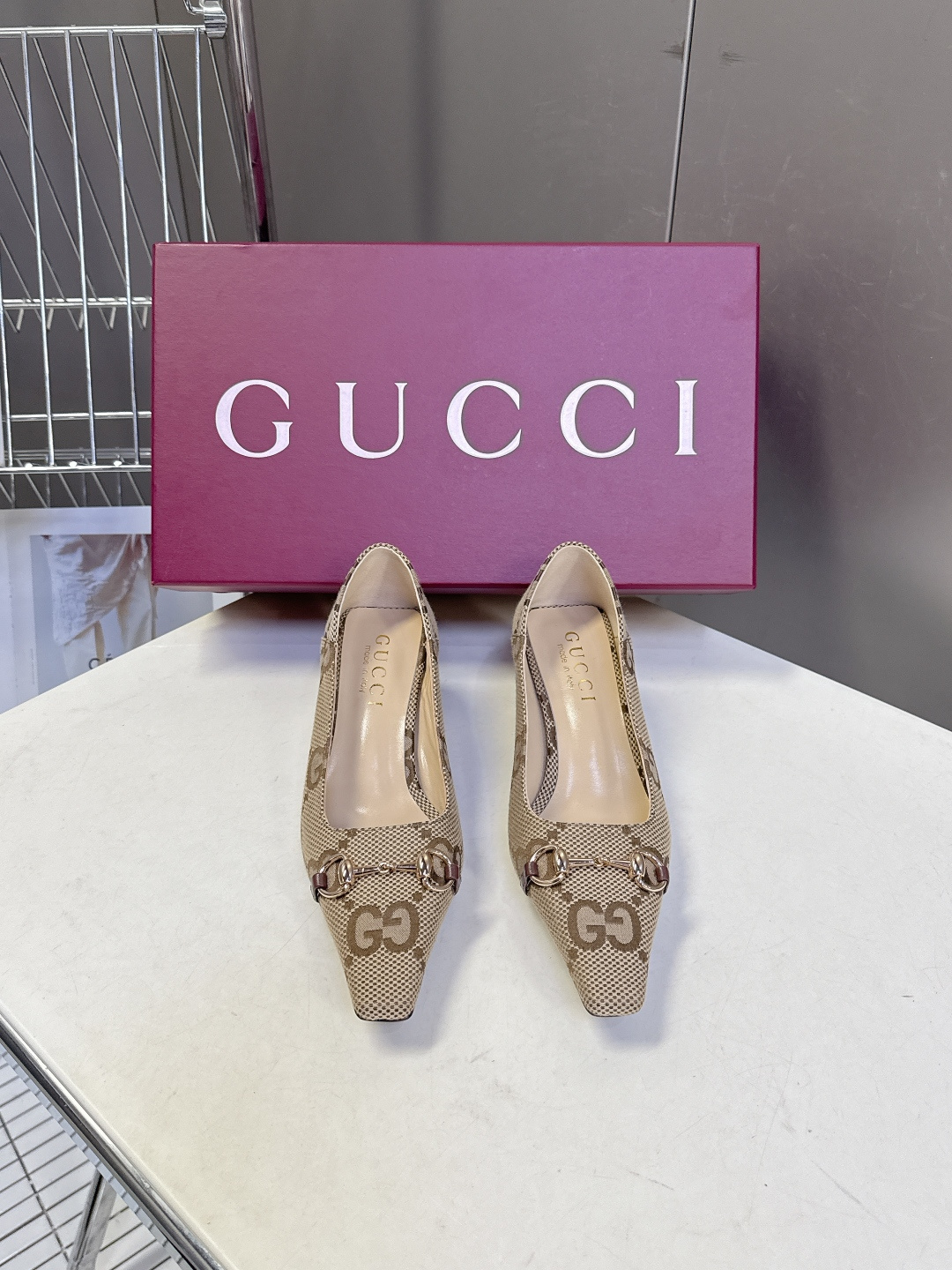 Gucci古驰2026春夏最新款马衔扣尖头小猫跟高跟鞋超多明星网红种草 鞋头装饰品牌经典的马衔扣，是古驰