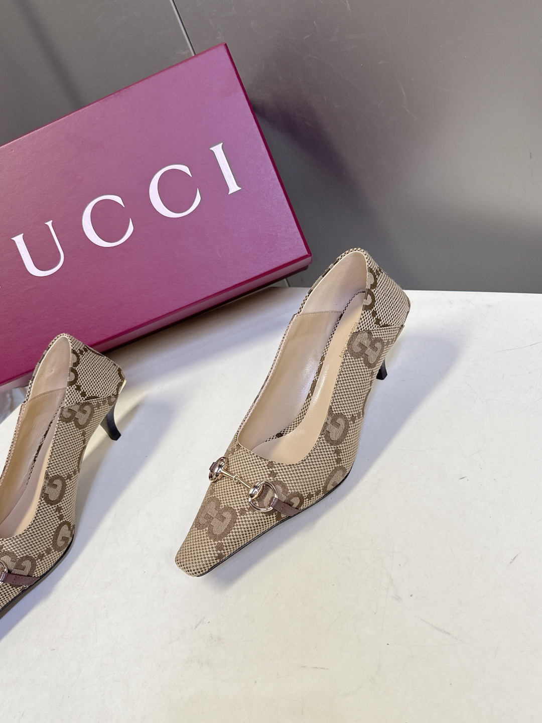 Gucci古驰2026春夏最新款马衔扣尖头小猫跟高跟鞋超多明星网红种草 鞋头装饰品牌经典的马衔扣，是古驰