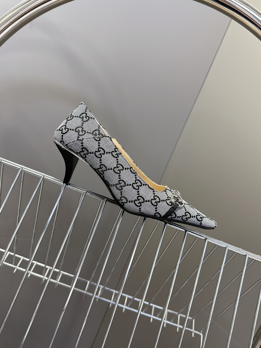 Gucci古驰2026春夏最新款马衔扣尖头小猫跟高跟鞋超多明星网红种草 鞋头装饰品牌经典的马衔扣，是古驰