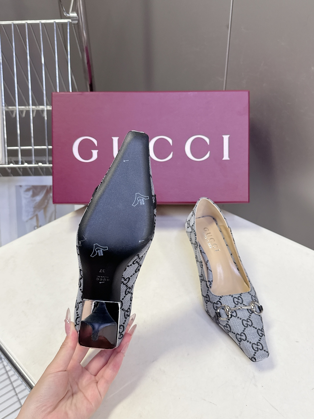 Gucci古驰2026春夏最新款马衔扣尖头小猫跟高跟鞋超多明星网红种草 鞋头装饰品牌经典的马衔扣，是古驰