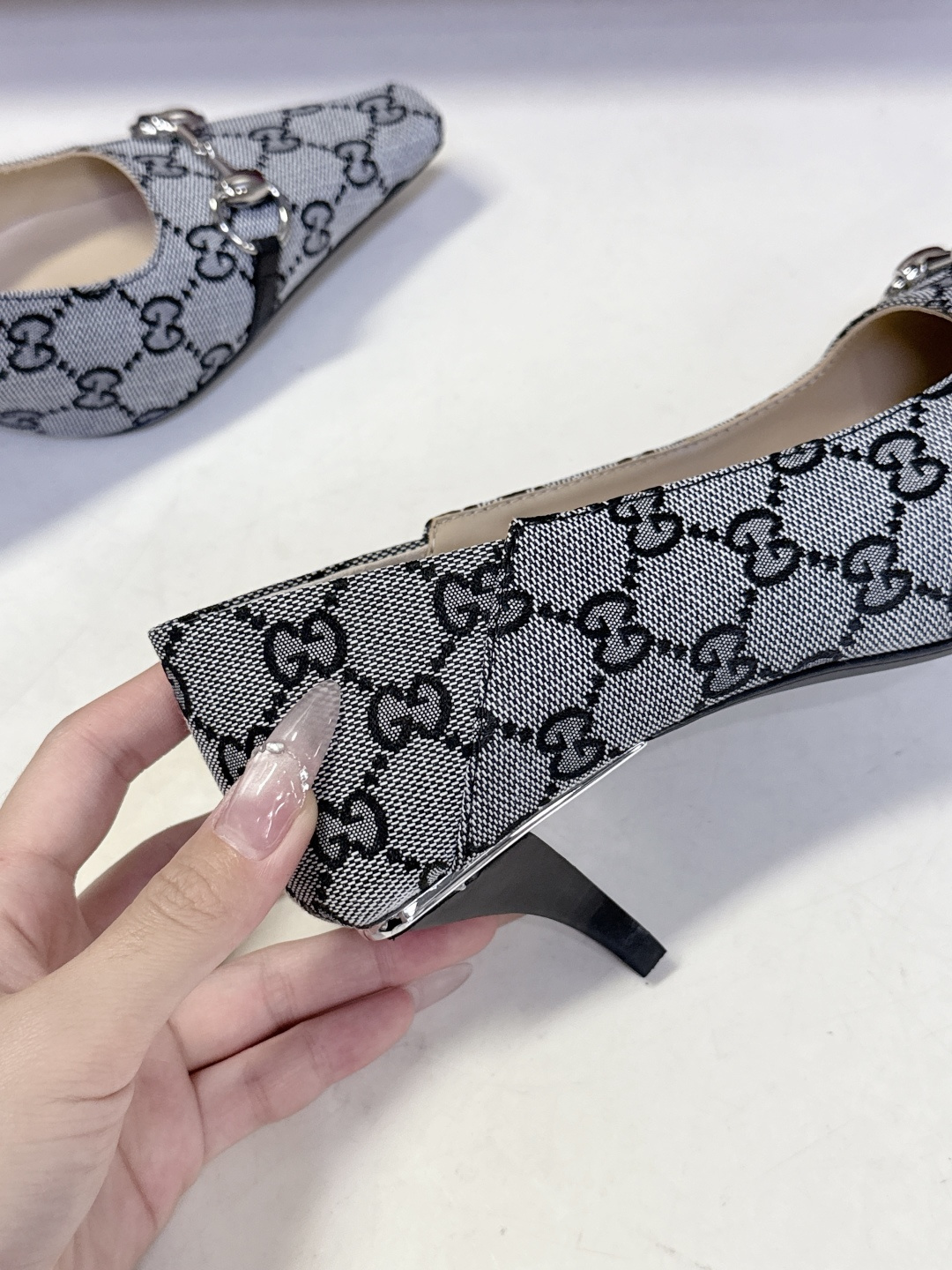 Gucci古驰2026春夏最新款马衔扣尖头小猫跟高跟鞋超多明星网红种草 鞋头装饰品牌经典的马衔扣，是古驰