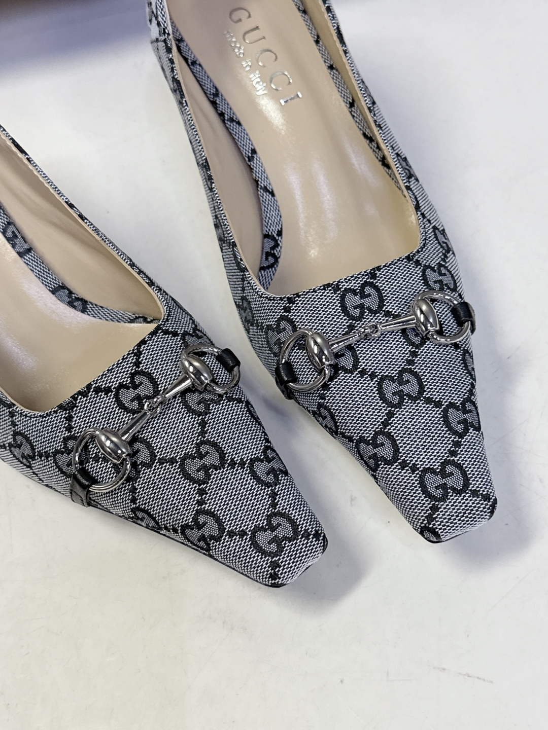 Gucci古驰2026春夏最新款马衔扣尖头小猫跟高跟鞋超多明星网红种草 鞋头装饰品牌经典的马衔扣，是古驰