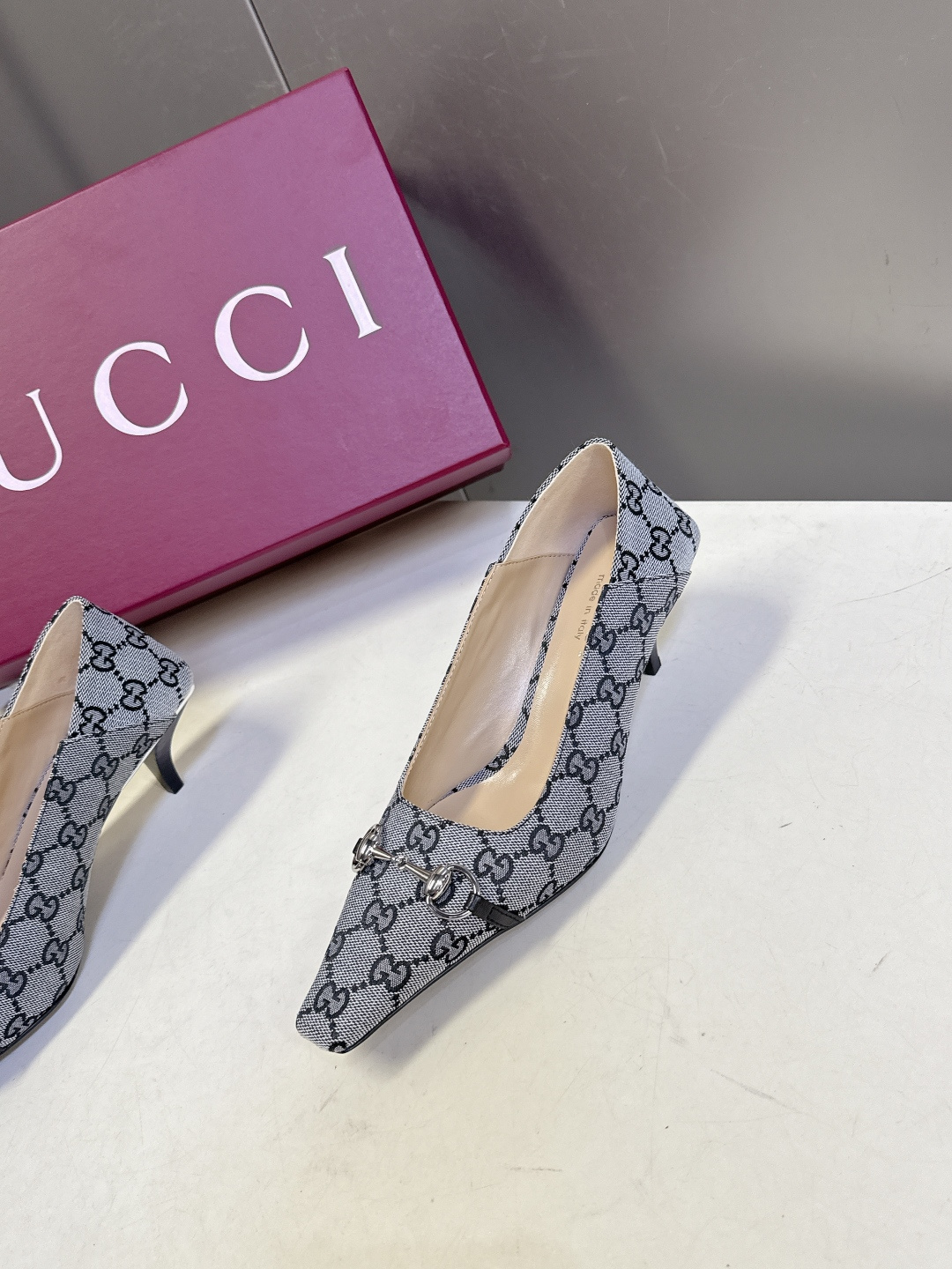 Gucci古驰2026春夏最新款马衔扣尖头小猫跟高跟鞋超多明星网红种草 鞋头装饰品牌经典的马衔扣，是古驰