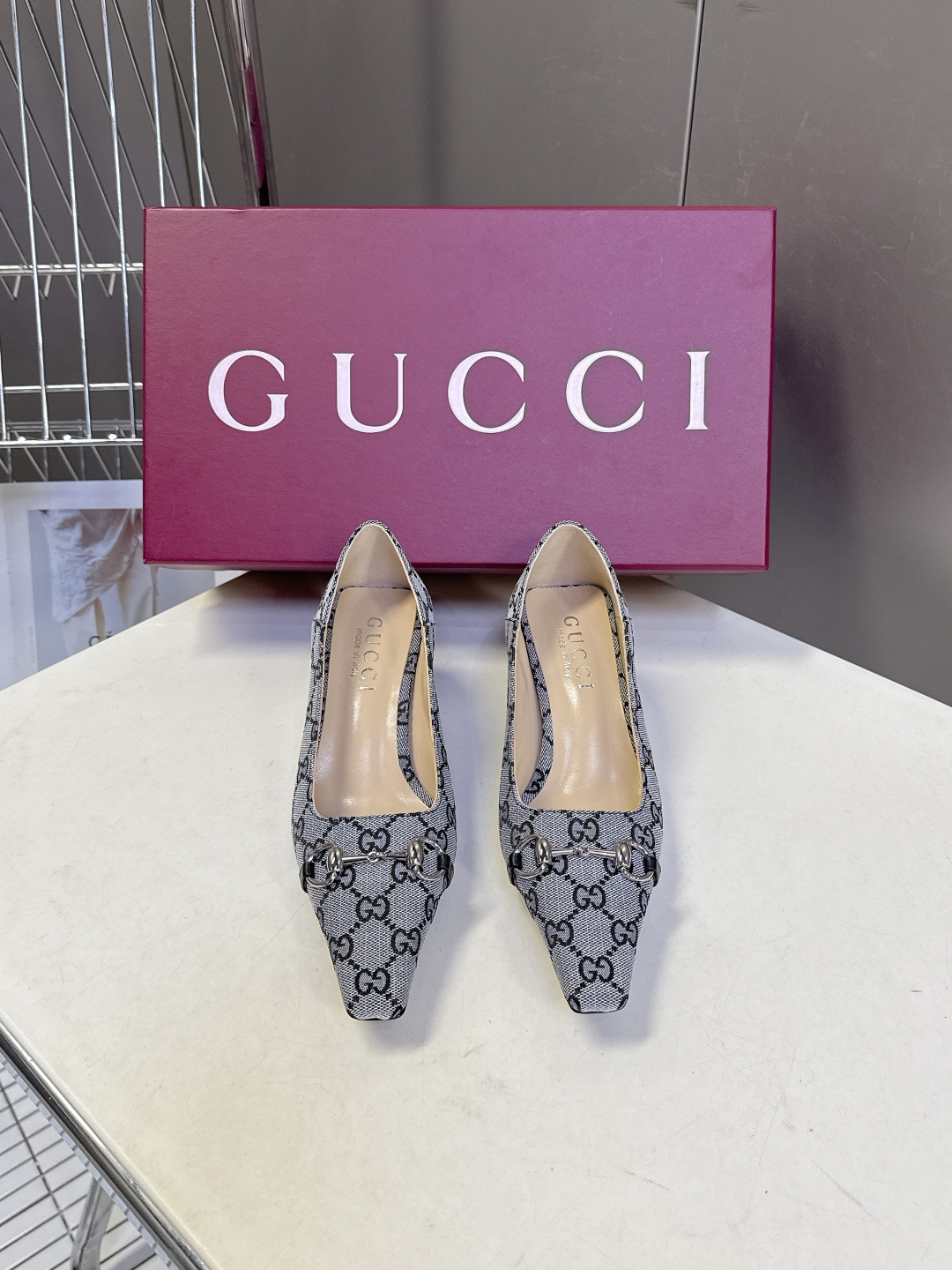 Gucci古驰2026春夏最新款马衔扣尖头小猫跟高跟鞋超多明星网红种草 鞋头装饰品牌经典的马衔扣，是古驰