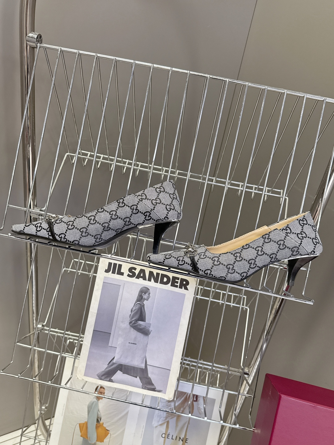 Gucci古驰2026春夏最新款马衔扣尖头小猫跟高跟鞋超多明星网红种草 鞋头装饰品牌经典的马衔扣，是古驰