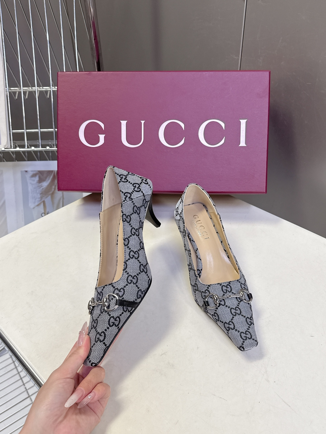 Gucci古驰2026春夏最新款马衔扣尖头小猫跟高跟鞋超多明星网红种草 鞋头装饰品牌经典的马衔扣，是古驰