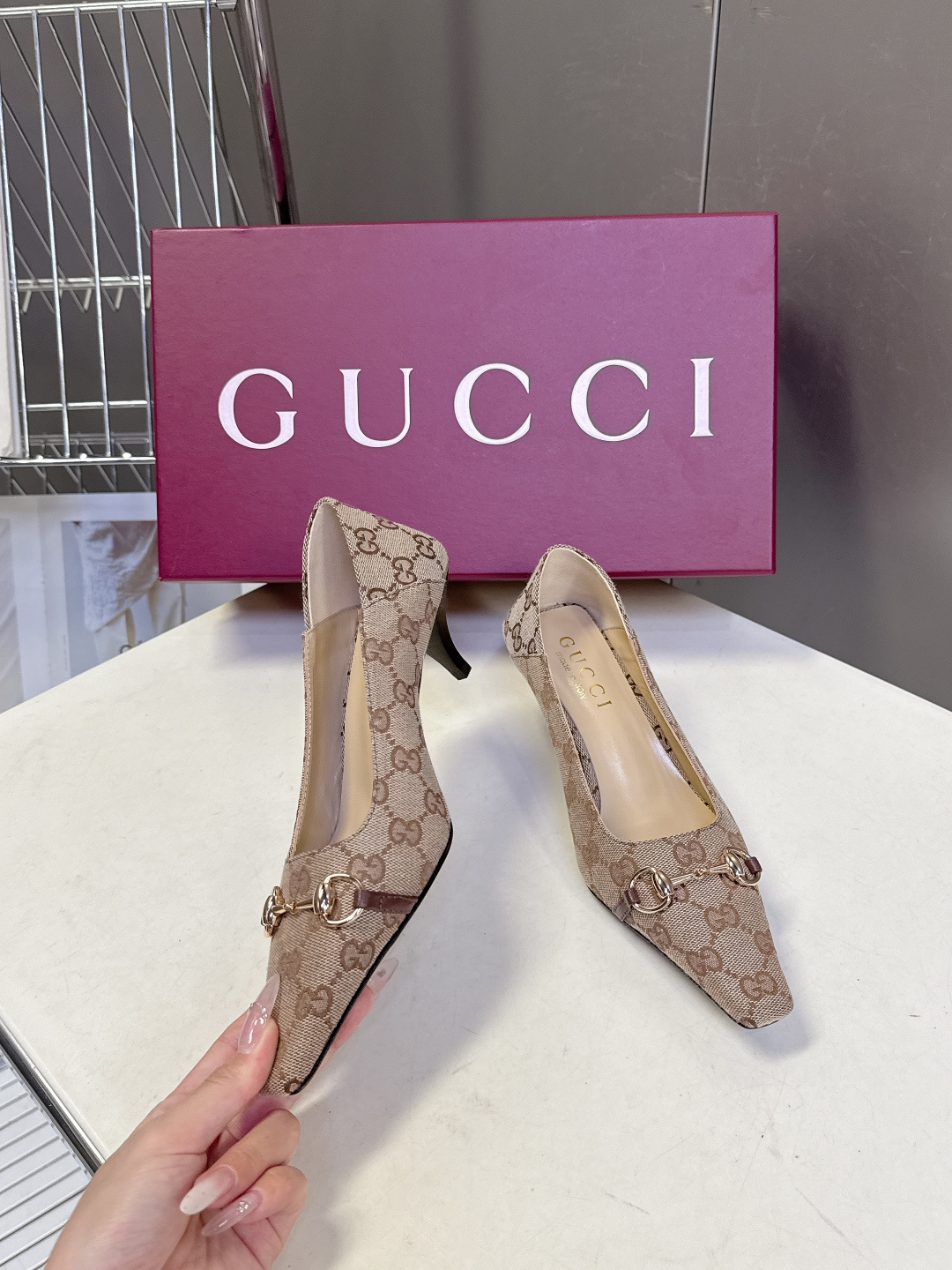 Gucci古驰2026春夏最新款马衔扣尖头小猫跟高跟鞋超多明星网红种草 鞋头装饰品牌经典的马衔扣，是古驰