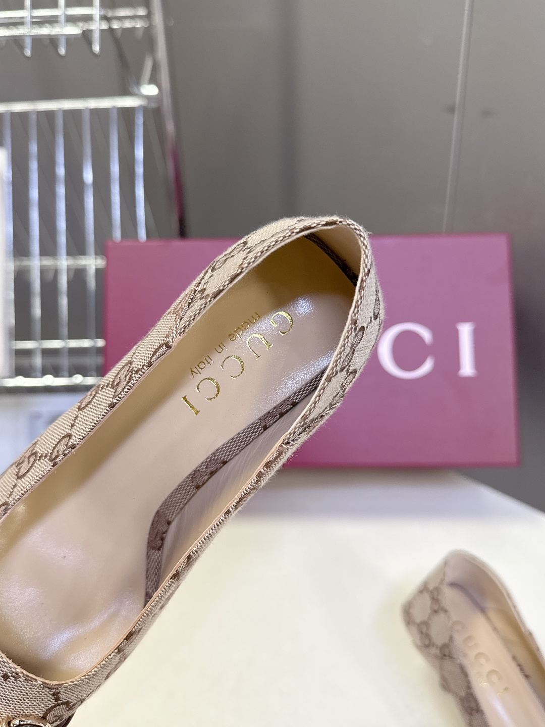 Gucci古驰2026春夏最新款马衔扣尖头小猫跟高跟鞋超多明星网红种草 鞋头装饰品牌经典的马衔扣，是古驰