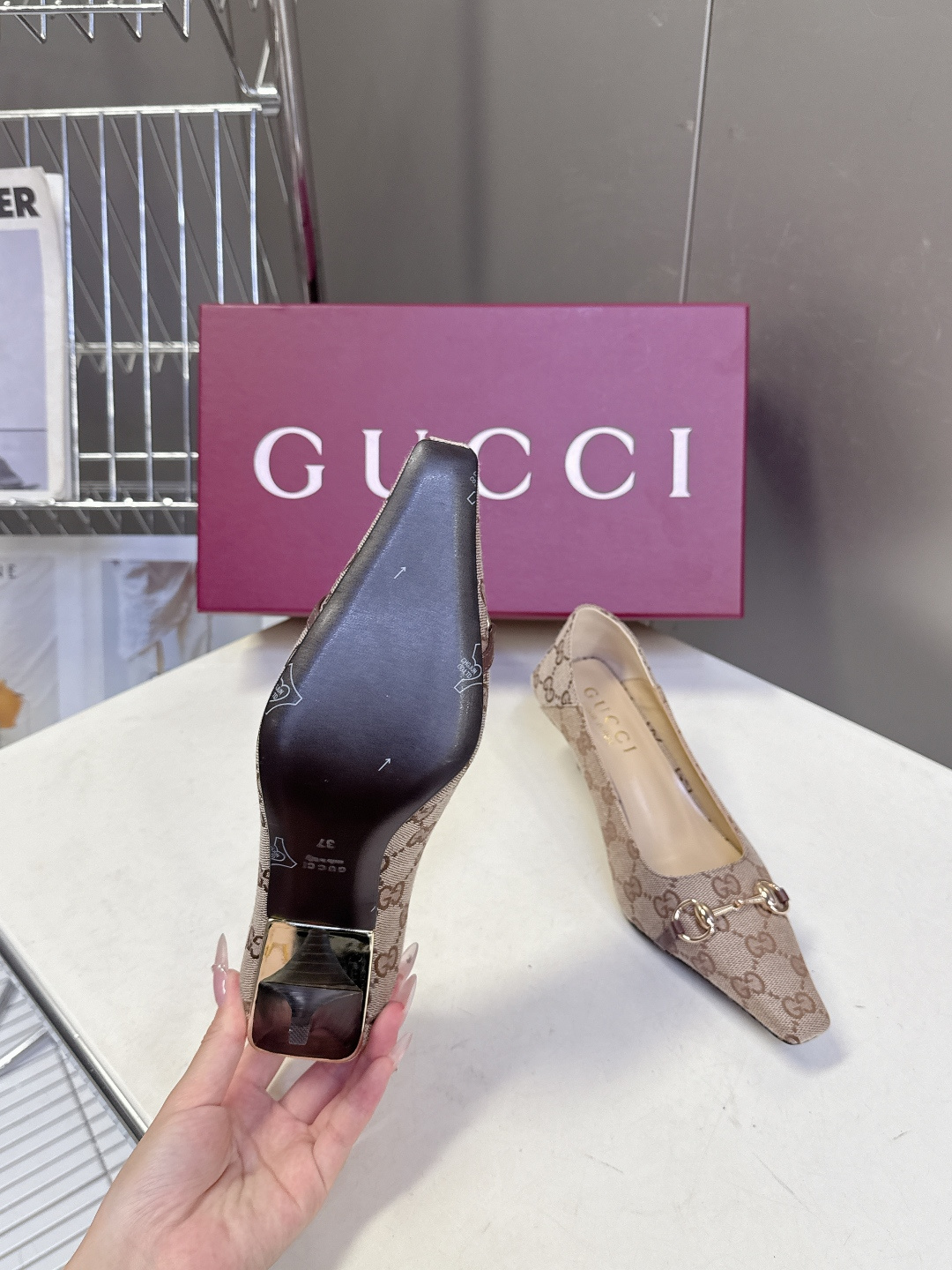 Gucci古驰2026春夏最新款马衔扣尖头小猫跟高跟鞋超多明星网红种草 鞋头装饰品牌经典的马衔扣，是古驰