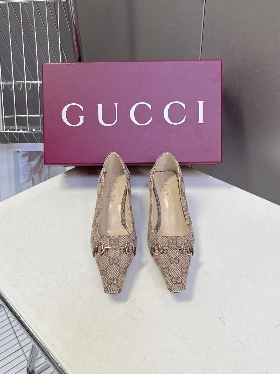 Gucci古驰2026春夏最新款马衔扣尖头小猫跟高跟鞋超多明星网红种草 鞋头装饰品牌经典的马衔扣，是古驰