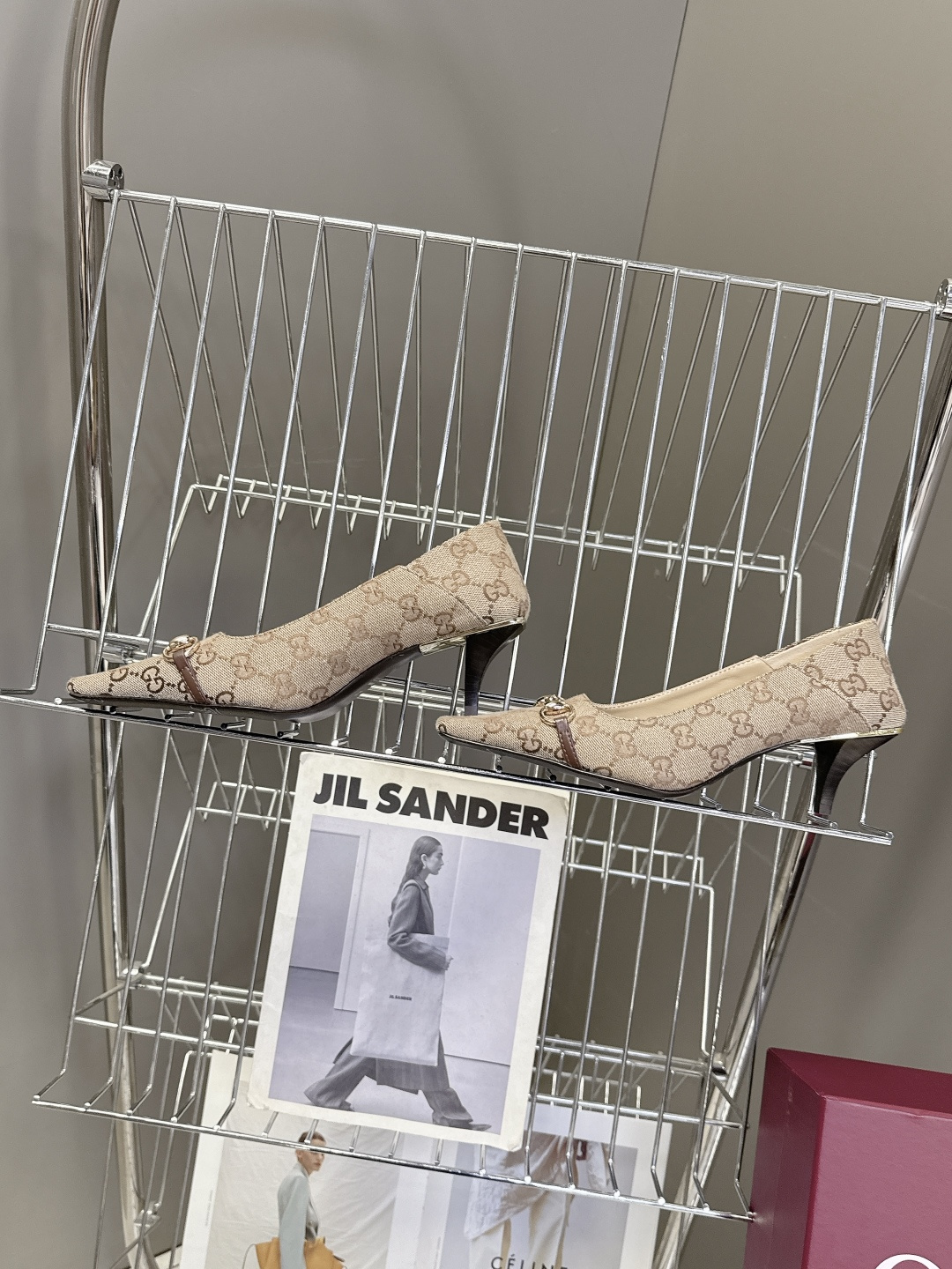 Gucci古驰2026春夏最新款马衔扣尖头小猫跟高跟鞋超多明星网红种草 鞋头装饰品牌经典的马衔扣，是古驰