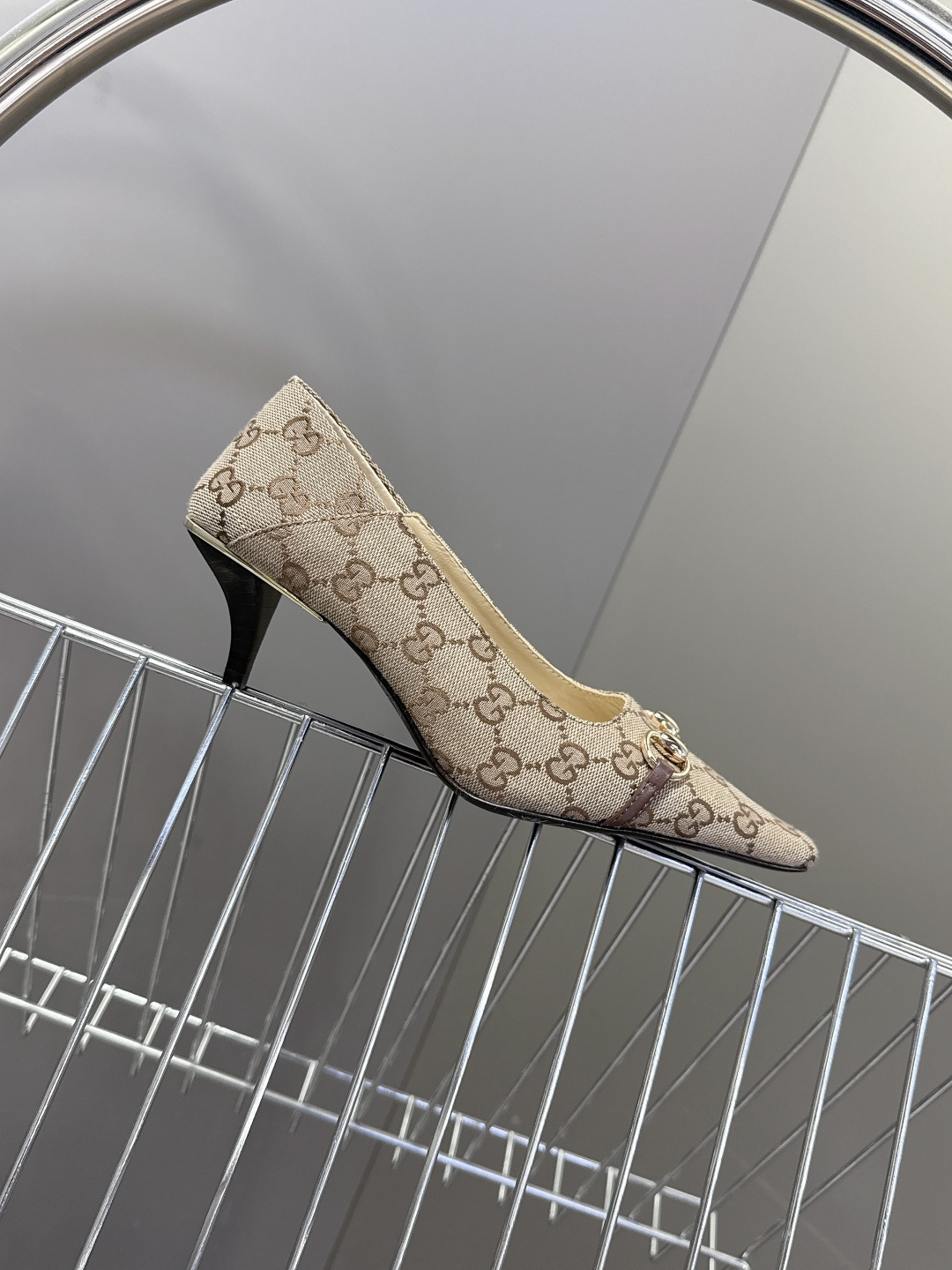 Gucci古驰2026春夏最新款马衔扣尖头小猫跟高跟鞋超多明星网红种草 鞋头装饰品牌经典的马衔扣，是古驰