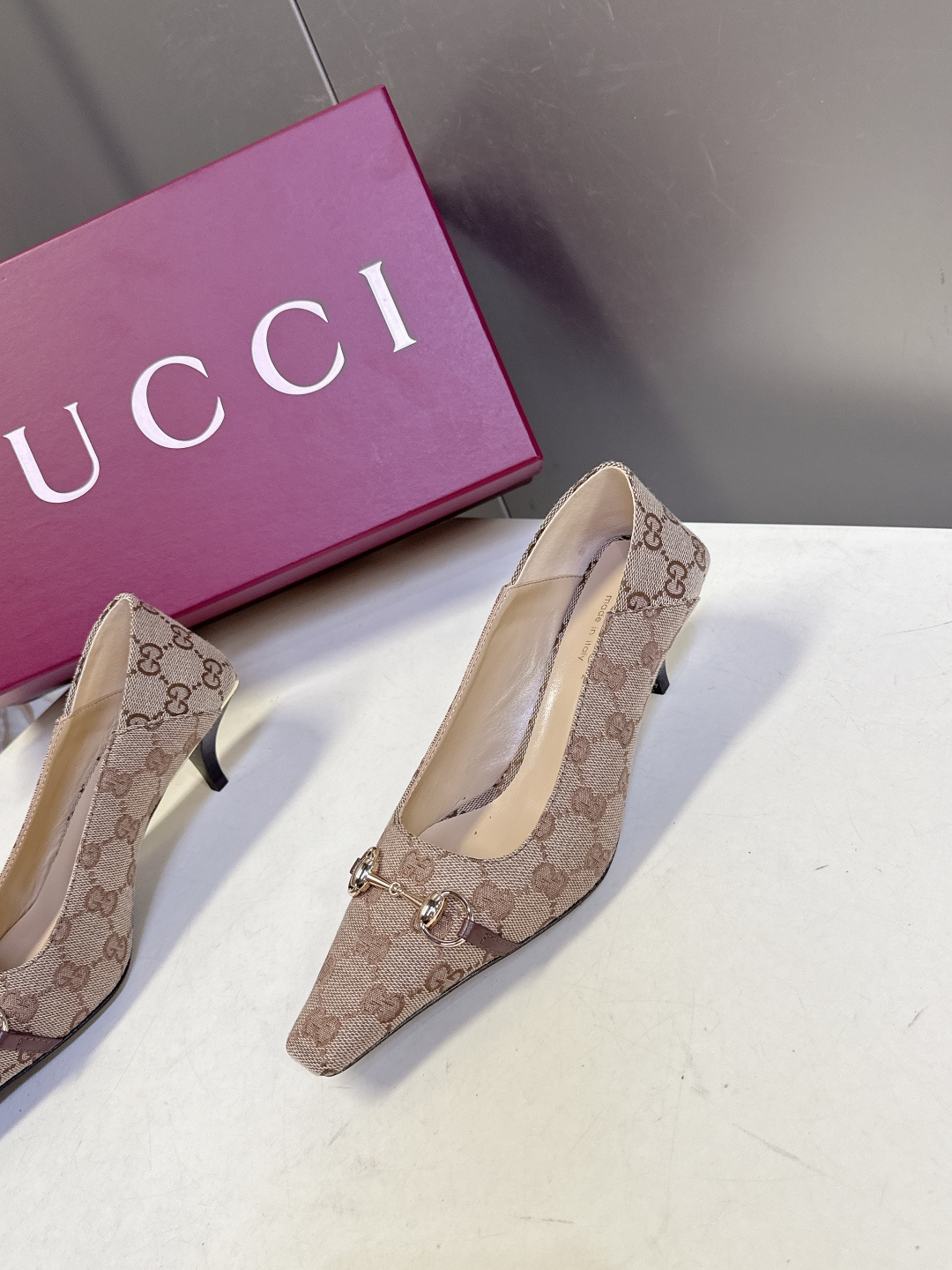 Gucci古驰2026春夏最新款马衔扣尖头小猫跟高跟鞋超多明星网红种草 鞋头装饰品牌经典的马衔扣，是古驰