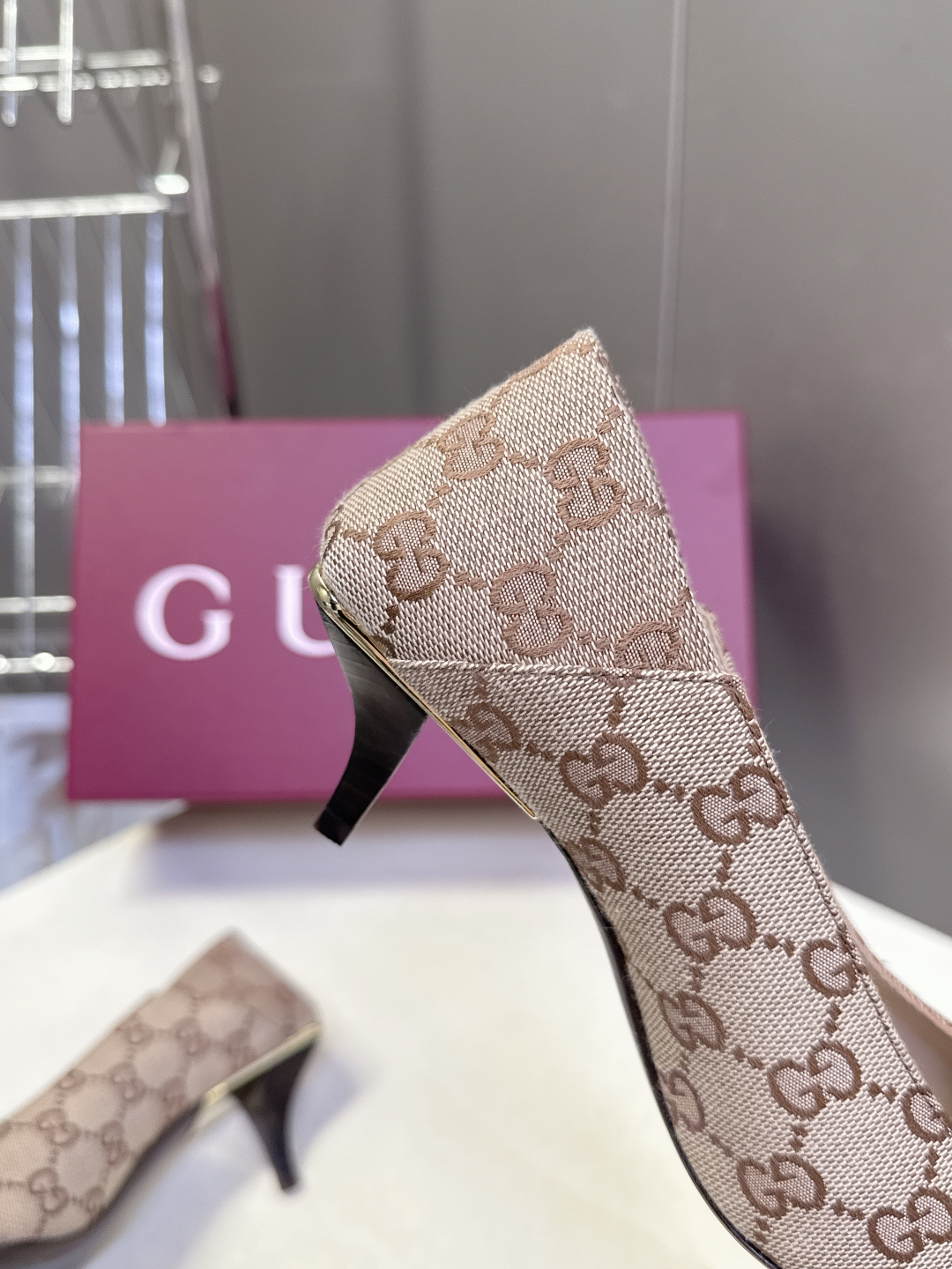 Gucci古驰2026春夏最新款马衔扣尖头小猫跟高跟鞋超多明星网红种草 鞋头装饰品牌经典的马衔扣，是古驰