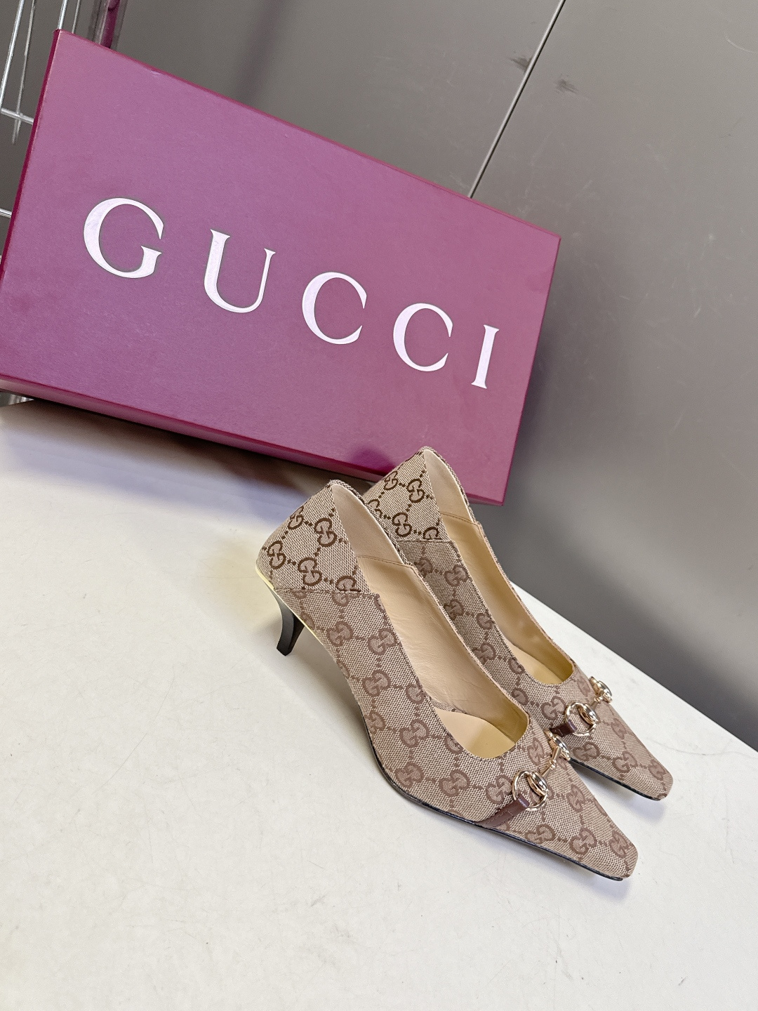 Gucci古驰2026春夏最新款马衔扣尖头小猫跟高跟鞋超多明星网红种草 鞋头装饰品牌经典的马衔扣，是古驰