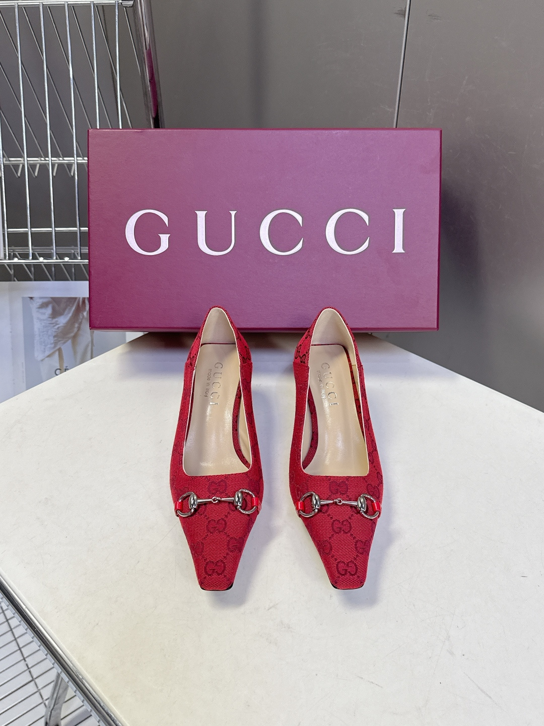 Gucci古驰2026春夏最新款马衔扣尖头小猫跟高跟鞋超多明星网红种草 鞋头装饰品牌经典的马衔扣，是古驰