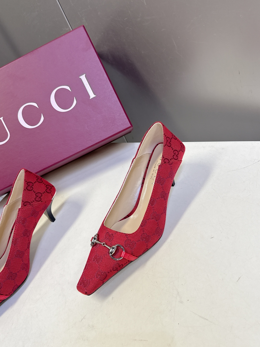 Gucci古驰2026春夏最新款马衔扣尖头小猫跟高跟鞋超多明星网红种草 鞋头装饰品牌经典的马衔扣，是古驰
