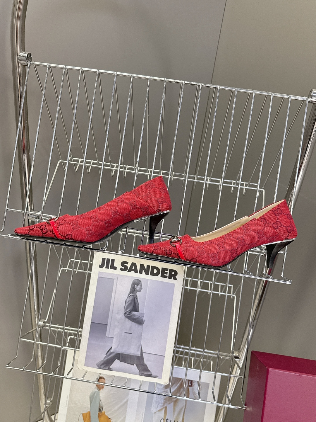 Gucci古驰2026春夏最新款马衔扣尖头小猫跟高跟鞋超多明星网红种草 鞋头装饰品牌经典的马衔扣，是古驰