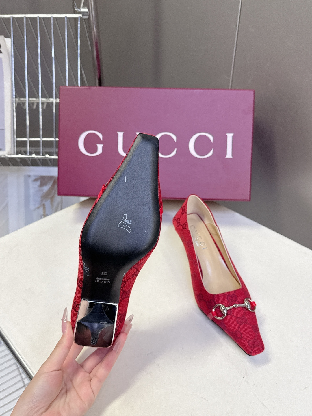 Gucci古驰2026春夏最新款马衔扣尖头小猫跟高跟鞋超多明星网红种草 鞋头装饰品牌经典的马衔扣，是古驰