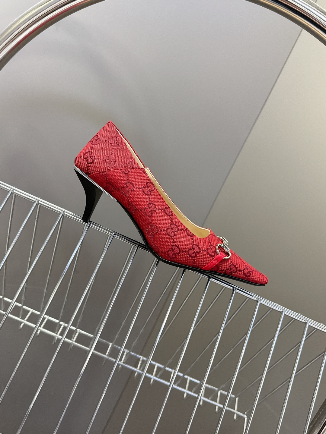 Gucci古驰2026春夏最新款马衔扣尖头小猫跟高跟鞋超多明星网红种草 鞋头装饰品牌经典的马衔扣，是古驰