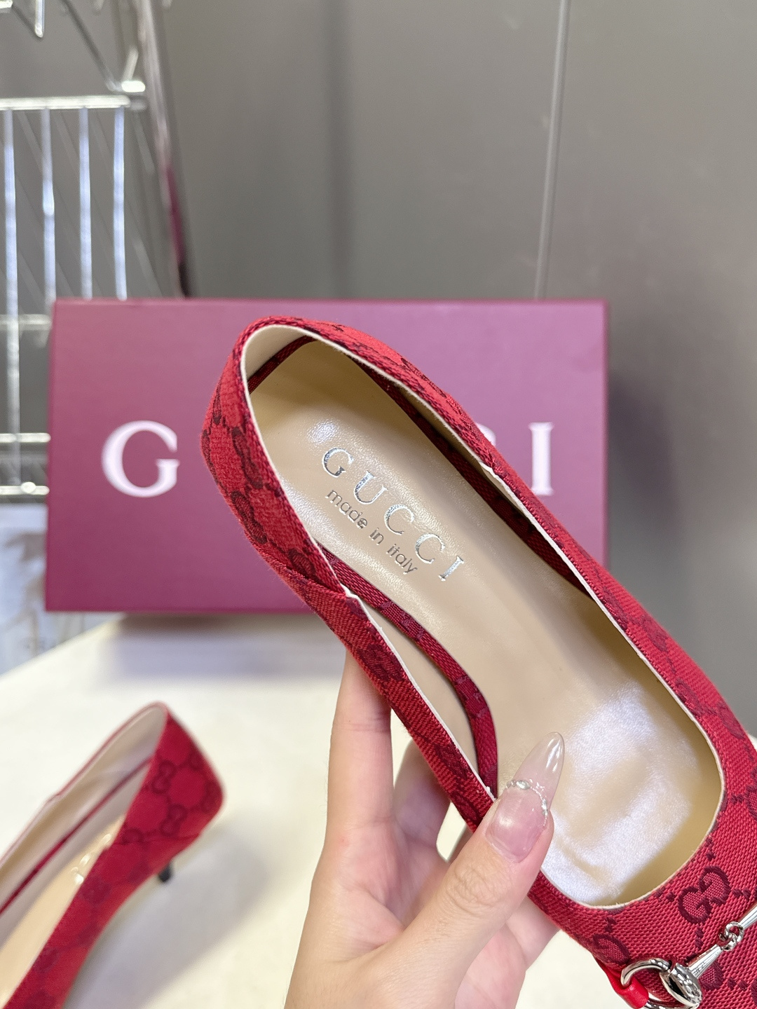 Gucci古驰2026春夏最新款马衔扣尖头小猫跟高跟鞋超多明星网红种草 鞋头装饰品牌经典的马衔扣，是古驰