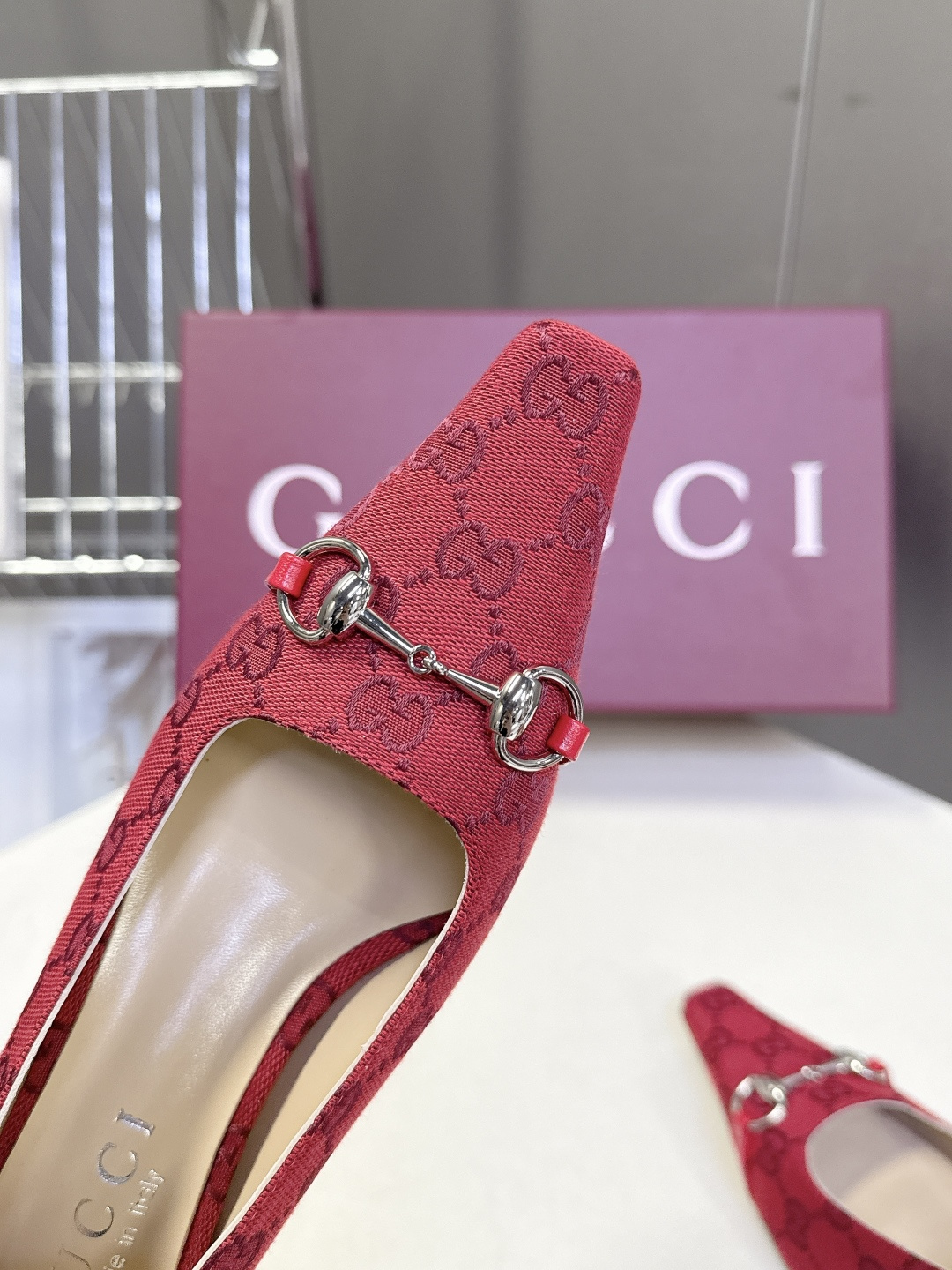 Gucci古驰2026春夏最新款马衔扣尖头小猫跟高跟鞋超多明星网红种草 鞋头装饰品牌经典的马衔扣，是古驰