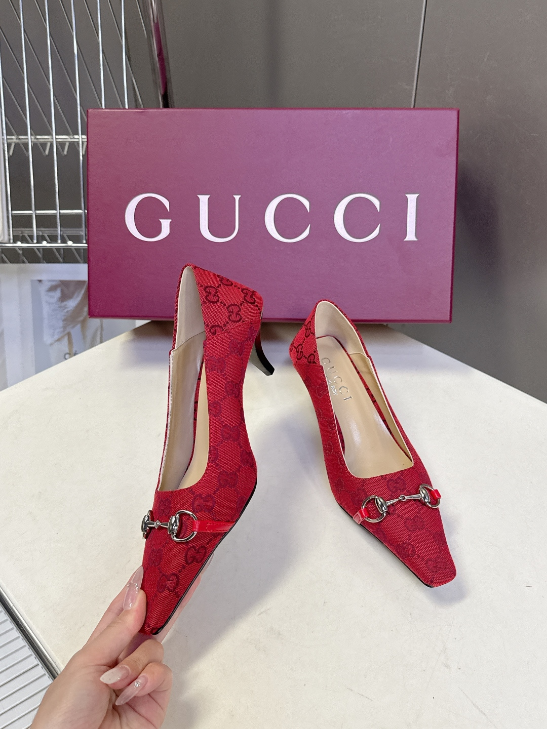 Gucci古驰2026春夏最新款马衔扣尖头小猫跟高跟鞋超多明星网红种草 鞋头装饰品牌经典的马衔扣，是古驰
