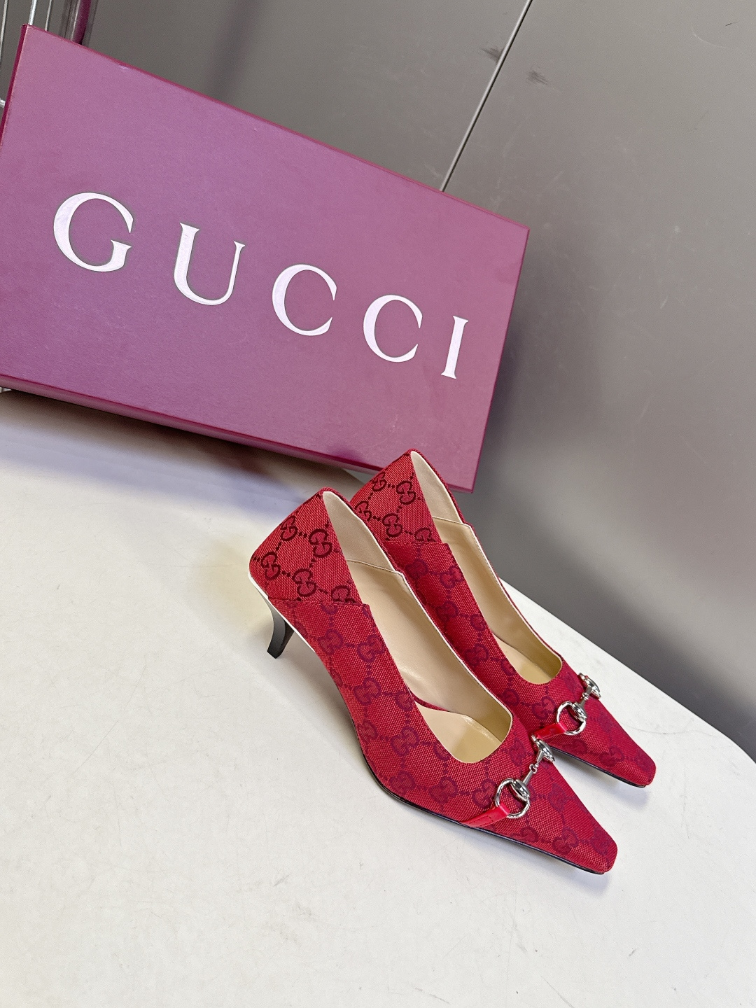 Gucci古驰2026春夏最新款马衔扣尖头小猫跟高跟鞋超多明星网红种草 鞋头装饰品牌经典的马衔扣，是古驰
