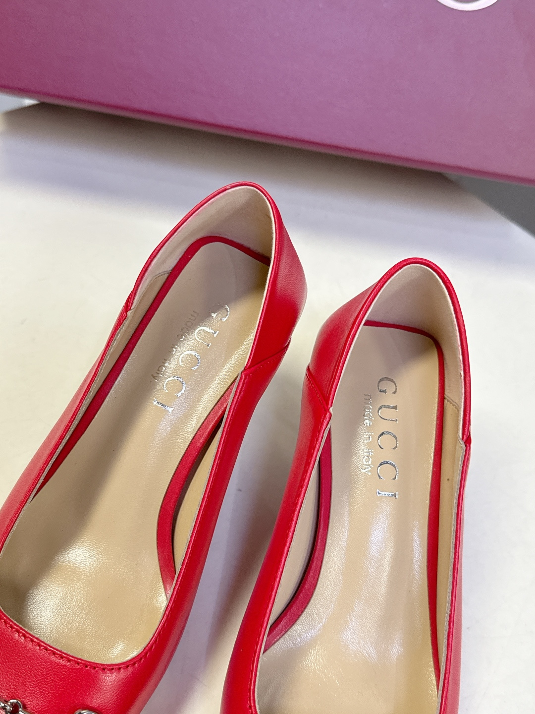 Gucci古驰2026春夏最新款马衔扣尖头小猫跟高跟鞋超多明星网红种草 鞋头装饰品牌经典的马衔扣，是古驰