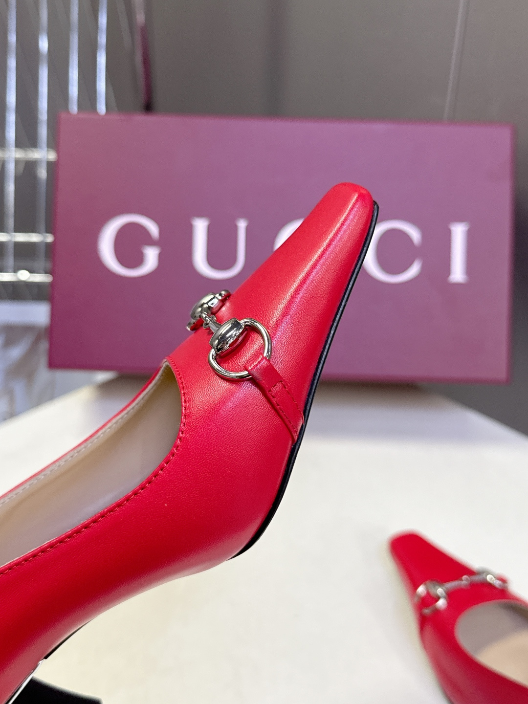 Gucci古驰2026春夏最新款马衔扣尖头小猫跟高跟鞋超多明星网红种草 鞋头装饰品牌经典的马衔扣，是古驰