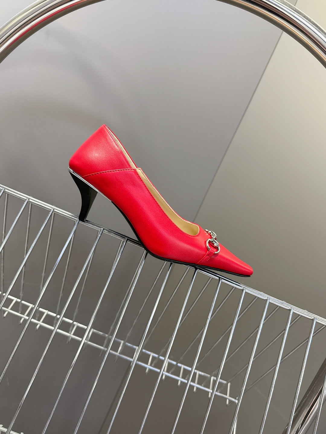 Gucci古驰2026春夏最新款马衔扣尖头小猫跟高跟鞋超多明星网红种草 鞋头装饰品牌经典的马衔扣，是古驰