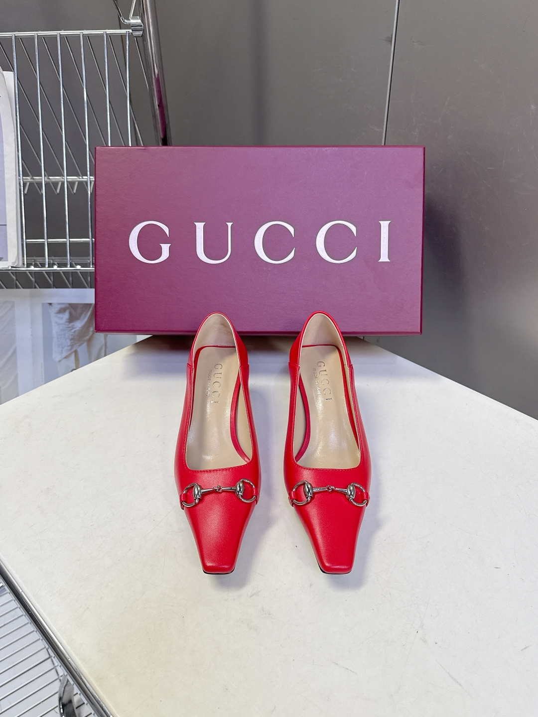 Gucci古驰2026春夏最新款马衔扣尖头小猫跟高跟鞋超多明星网红种草 鞋头装饰品牌经典的马衔扣，是古驰