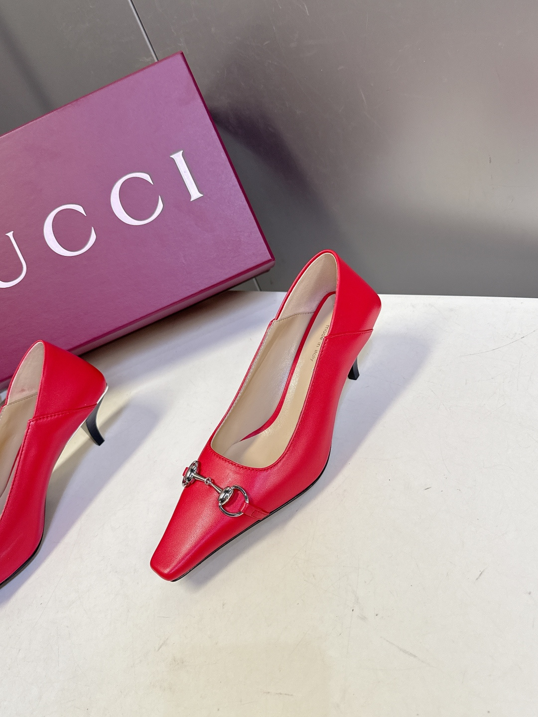 Gucci古驰2026春夏最新款马衔扣尖头小猫跟高跟鞋超多明星网红种草 鞋头装饰品牌经典的马衔扣，是古驰