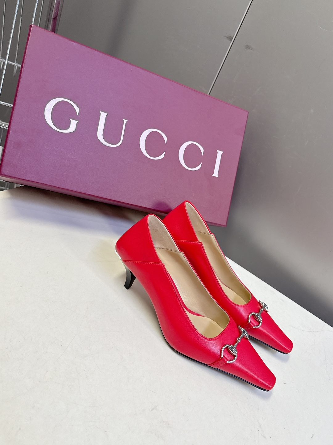 Gucci古驰2026春夏最新款马衔扣尖头小猫跟高跟鞋超多明星网红种草 鞋头装饰品牌经典的马衔扣，是古驰