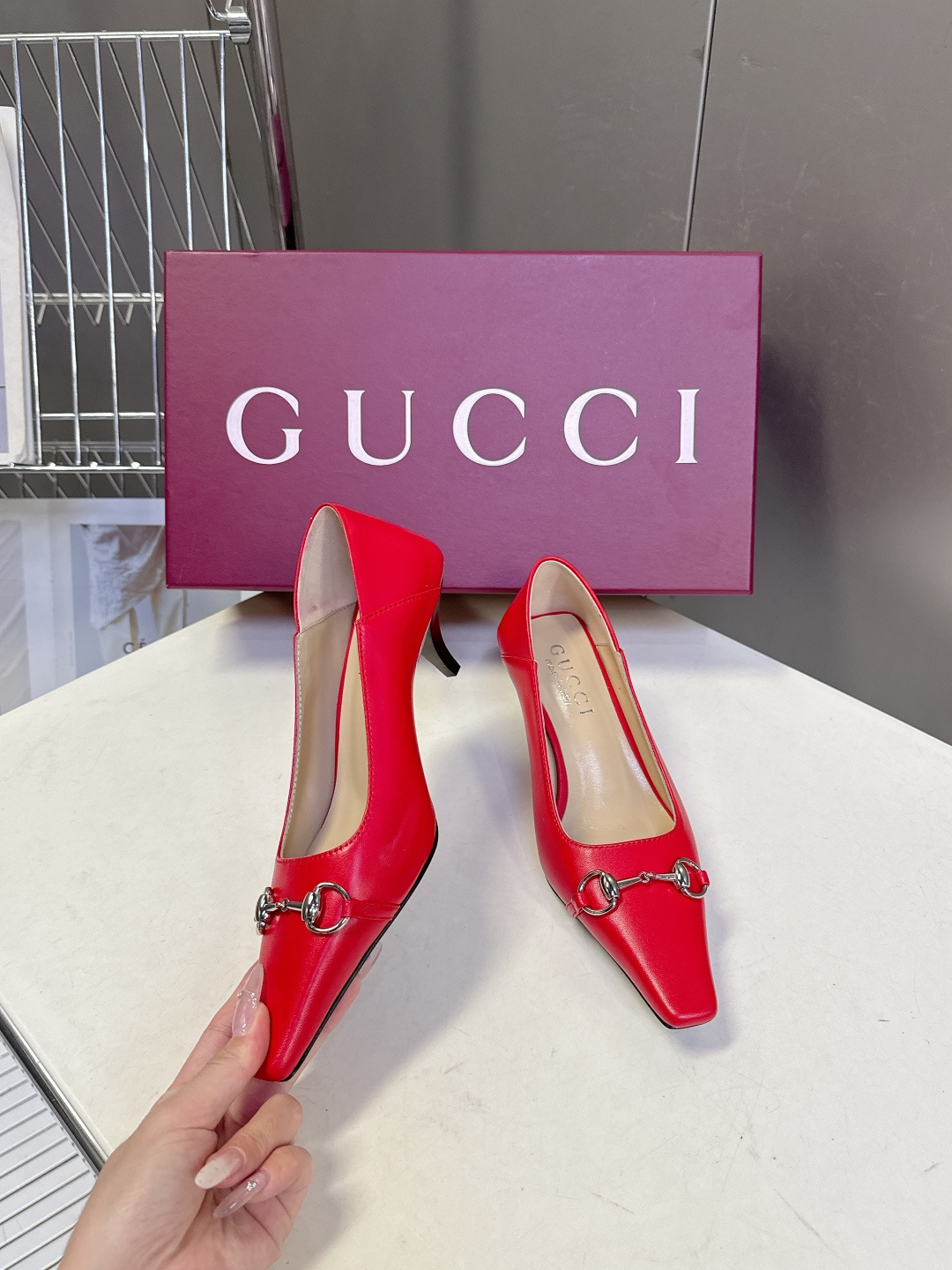 Gucci古驰2026春夏最新款马衔扣尖头小猫跟高跟鞋超多明星网红种草 鞋头装饰品牌经典的马衔扣，是古驰