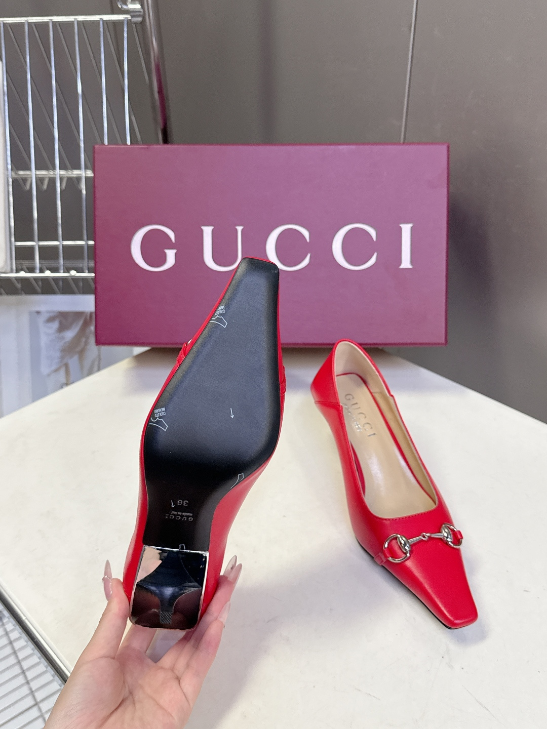 Gucci古驰2026春夏最新款马衔扣尖头小猫跟高跟鞋超多明星网红种草 鞋头装饰品牌经典的马衔扣，是古驰
