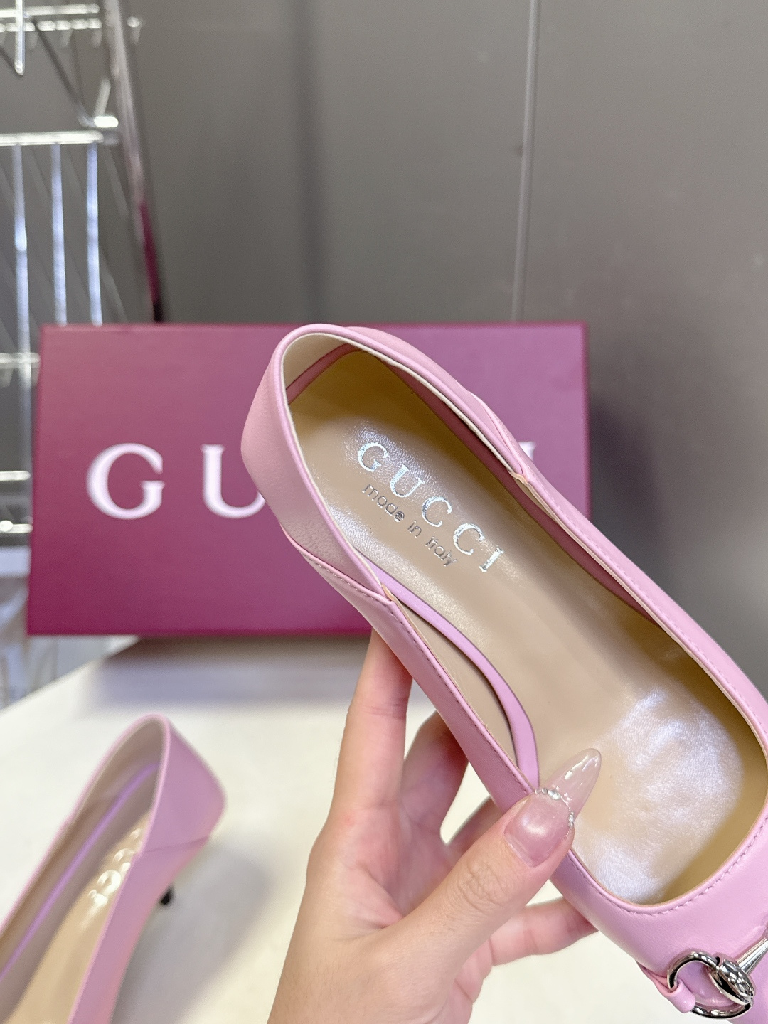 Gucci古驰2026春夏最新款马衔扣尖头小猫跟高跟鞋超多明星网红种草 鞋头装饰品牌经典的马衔扣，是古驰