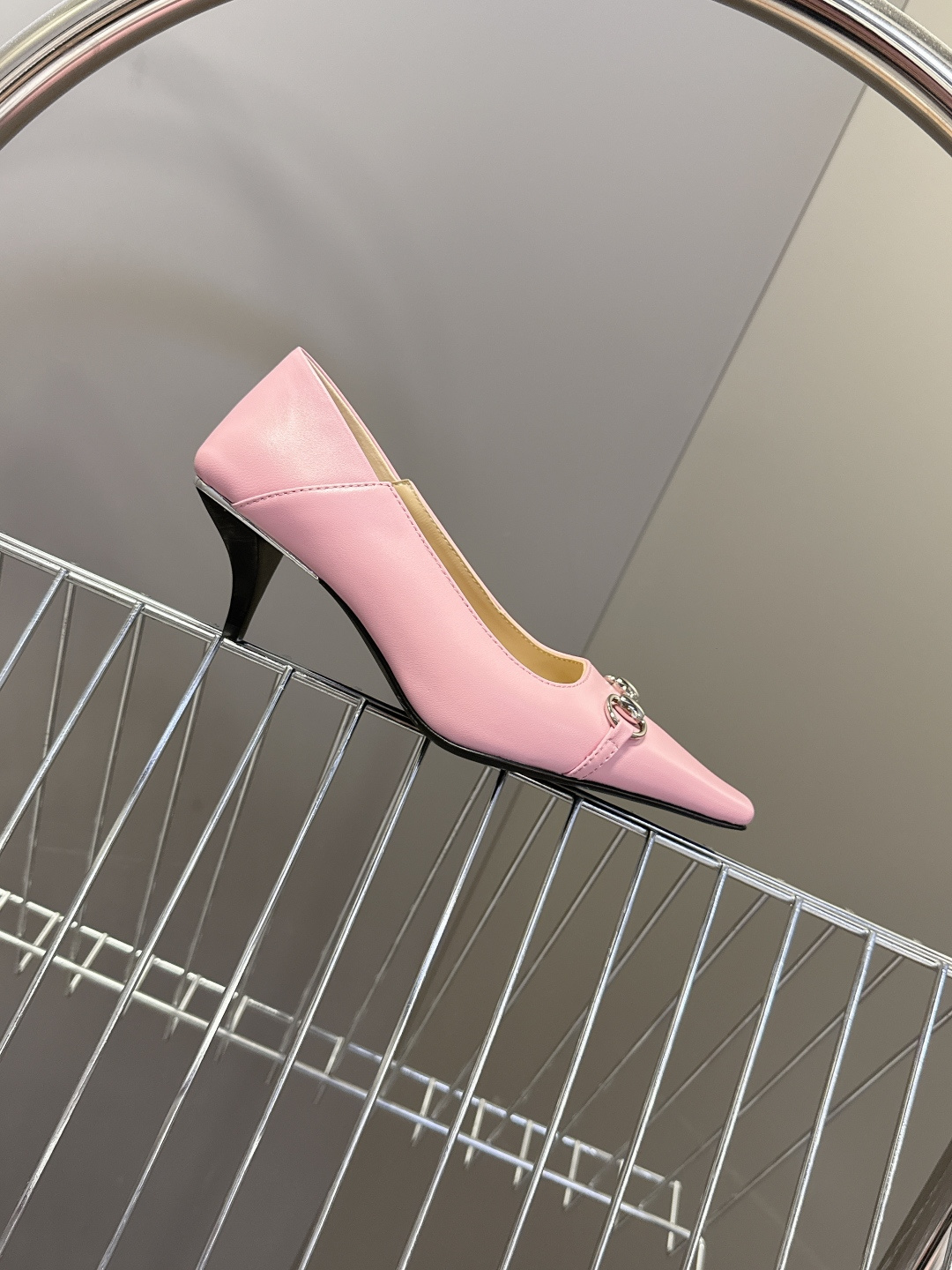 Gucci古驰2026春夏最新款马衔扣尖头小猫跟高跟鞋超多明星网红种草 鞋头装饰品牌经典的马衔扣，是古驰