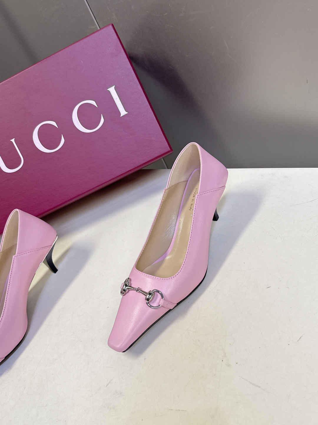 Gucci古驰2026春夏最新款马衔扣尖头小猫跟高跟鞋超多明星网红种草 鞋头装饰品牌经典的马衔扣，是古驰