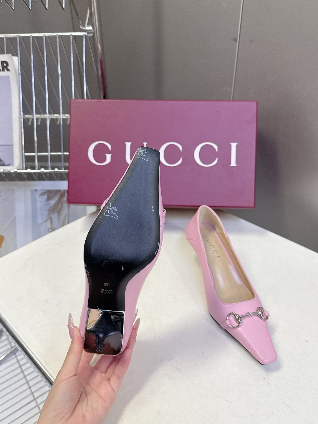 Gucci古驰2026春夏最新款马衔扣尖头小猫跟高跟鞋超多明星网红种草 鞋头装饰品牌经典的马衔扣，是古驰