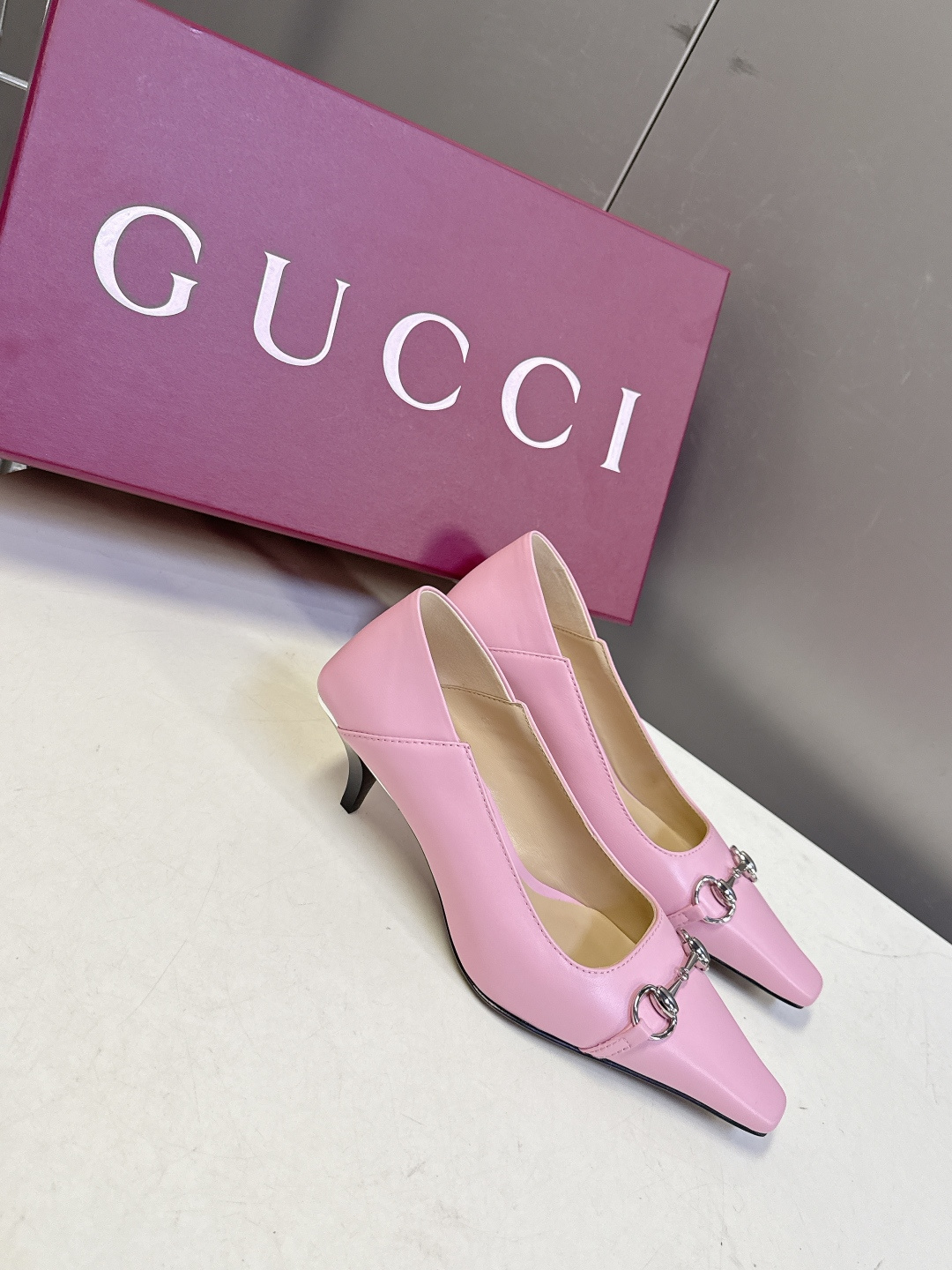 Gucci古驰2026春夏最新款马衔扣尖头小猫跟高跟鞋超多明星网红种草 鞋头装饰品牌经典的马衔扣，是古驰