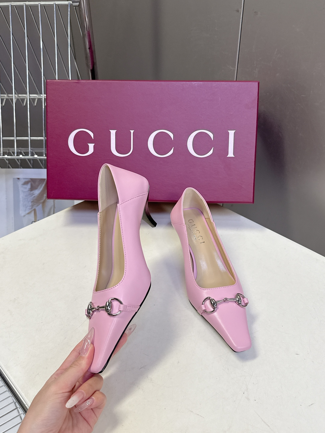 Gucci古驰2026春夏最新款马衔扣尖头小猫跟高跟鞋超多明星网红种草 鞋头装饰品牌经典的马衔扣，是古驰