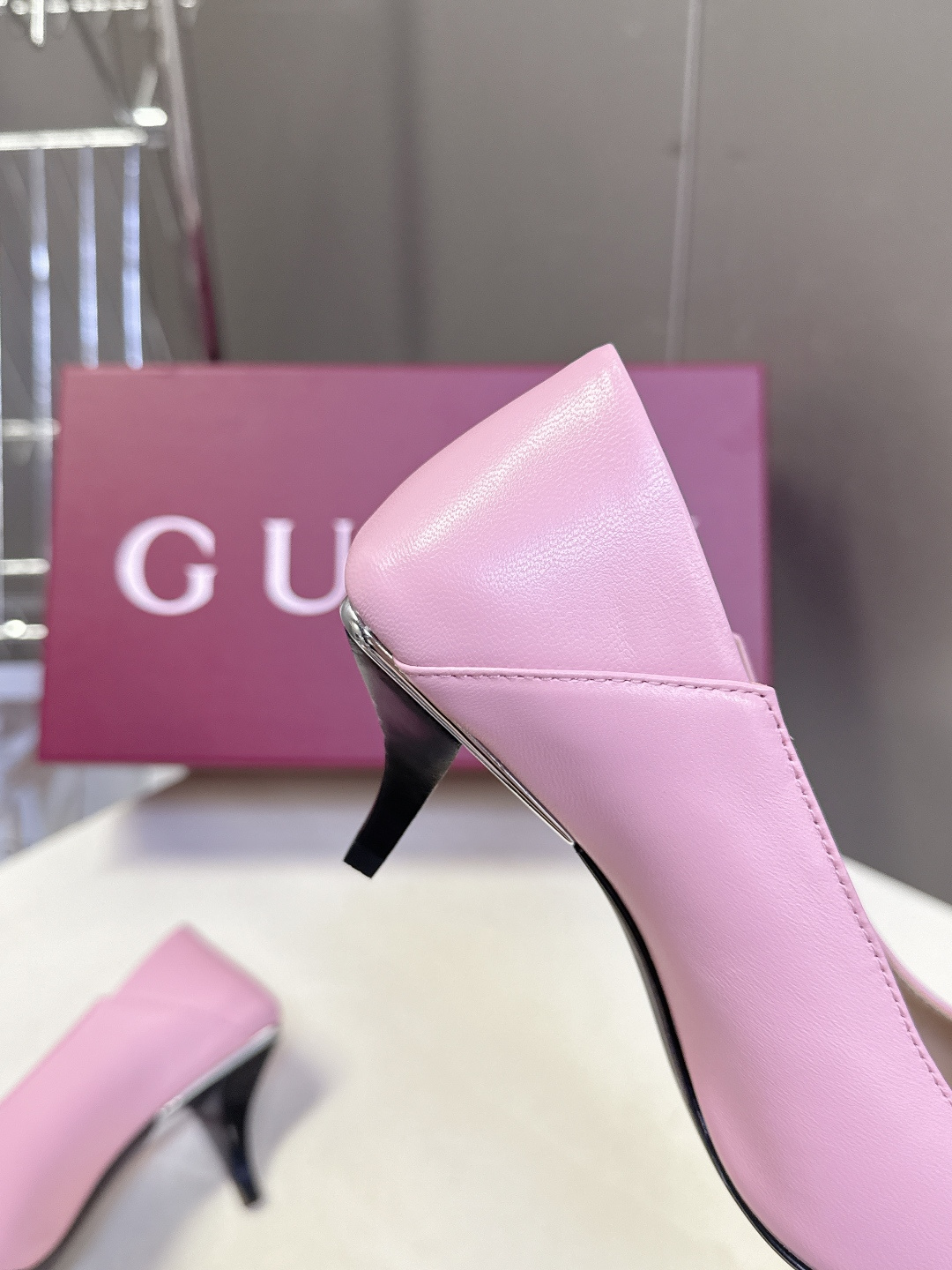 Gucci古驰2026春夏最新款马衔扣尖头小猫跟高跟鞋超多明星网红种草 鞋头装饰品牌经典的马衔扣，是古驰