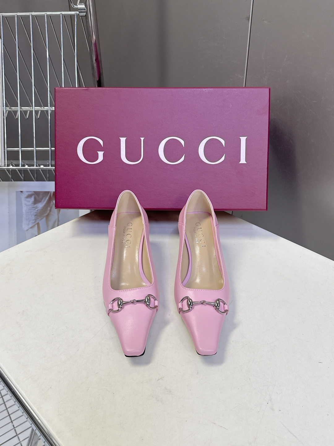 Gucci古驰2026春夏最新款马衔扣尖头小猫跟高跟鞋超多明星网红种草 鞋头装饰品牌经典的马衔扣，是古驰