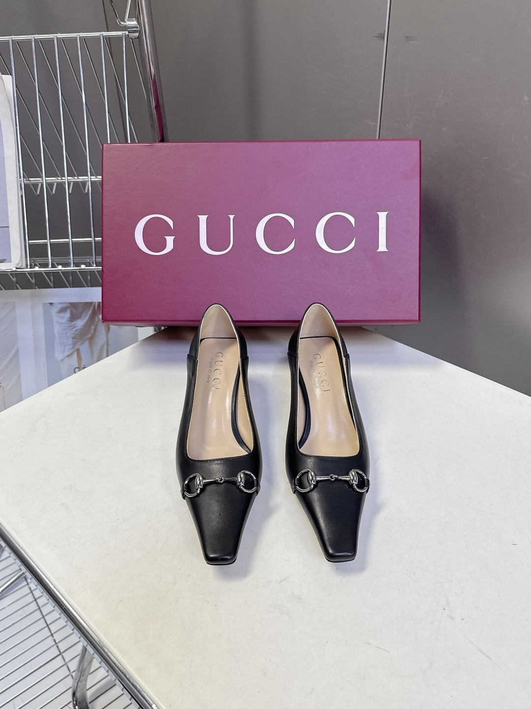 Gucci古驰2026春夏最新款马衔扣尖头小猫跟高跟鞋超多明星网红种草 鞋头装饰品牌经典的马衔扣，是古驰