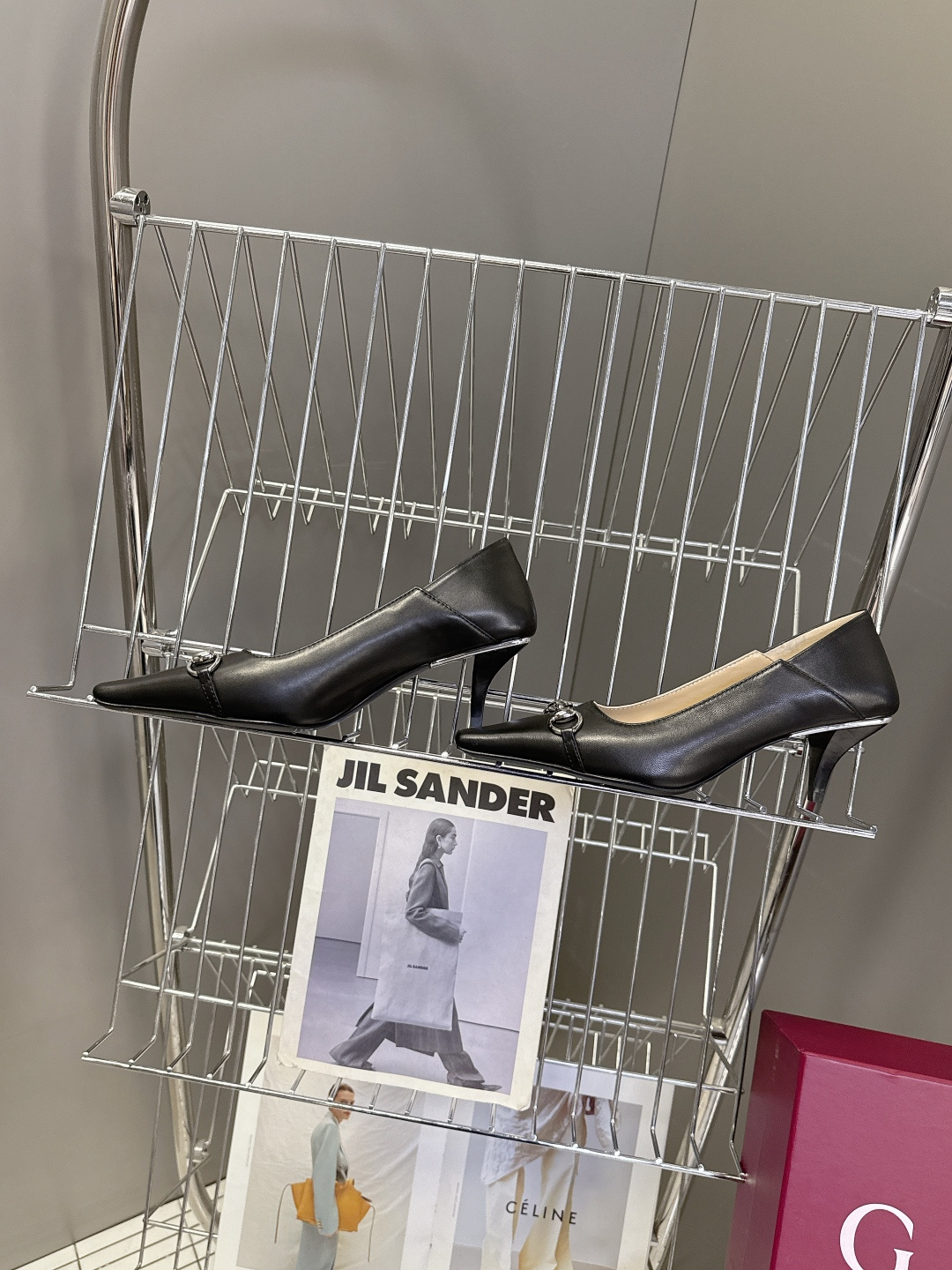 Gucci古驰2026春夏最新款马衔扣尖头小猫跟高跟鞋超多明星网红种草 鞋头装饰品牌经典的马衔扣，是古驰