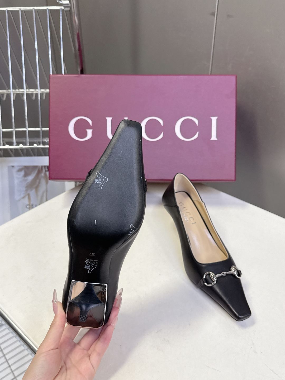 Gucci古驰2026春夏最新款马衔扣尖头小猫跟高跟鞋超多明星网红种草 鞋头装饰品牌经典的马衔扣，是古驰