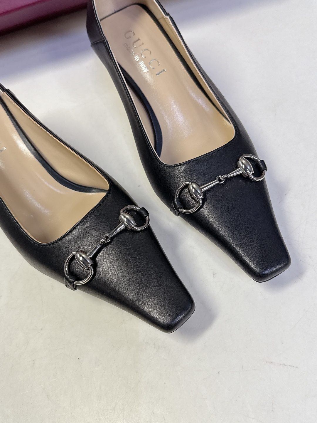 Gucci古驰2026春夏最新款马衔扣尖头小猫跟高跟鞋超多明星网红种草 鞋头装饰品牌经典的马衔扣，是古驰