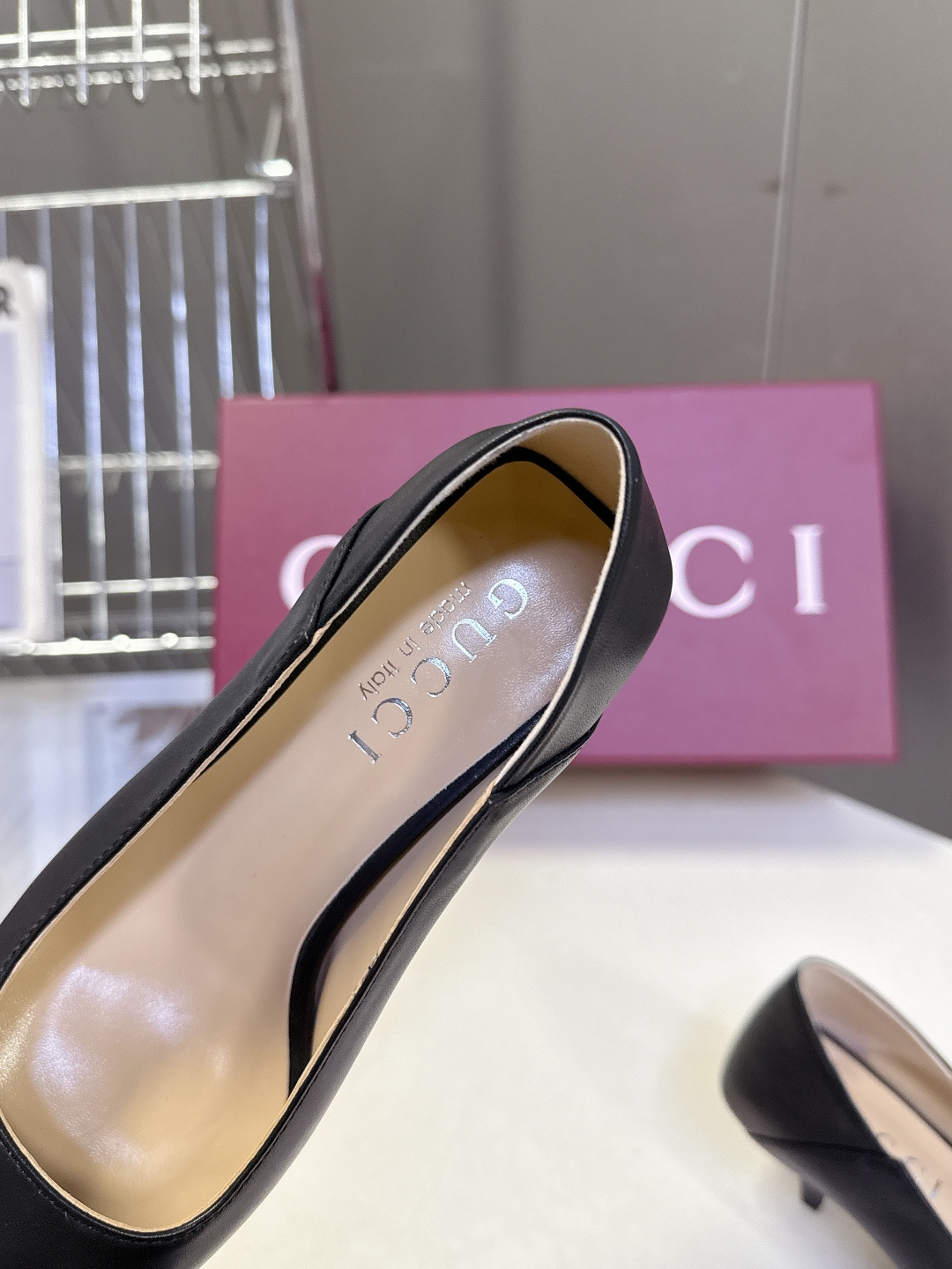 Gucci古驰2026春夏最新款马衔扣尖头小猫跟高跟鞋超多明星网红种草 鞋头装饰品牌经典的马衔扣，是古驰